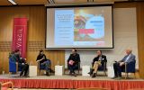 Im Zuge eines Podiumsgesprächs diskutierten Matteo Carmignola (Pädagogische Hochschule Salzburg), Sarah Fitterer (Künstlerin), Ralf Hillebrand (Salzburger Nachrichten), David Röthler (Werdedigital.at) und Siegfried Reich (Salzburg Research) Menschenbilder in der Ära der KI. 