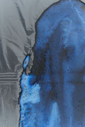 Marit Wolters, Captions: Deep Blue, 2022, C-Print auf Alu-Dibond, 76 x 51 cm, © Marit Wolters