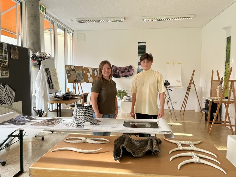 Linda Luse und Philipp Hoelzgen im Atelier