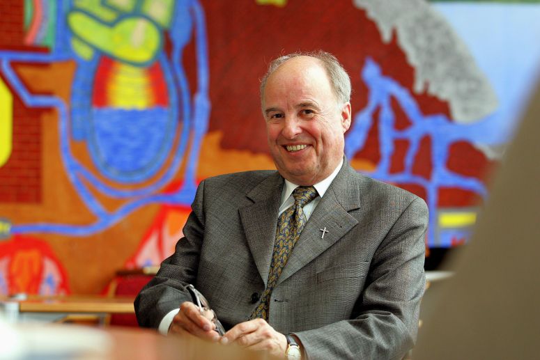 St. Virgil trauert um Hans-Walter Vavrovsky, unseren langjährigen Rektor, den am 18.06.2026 verstorbenen Monsignore Hans-Walter Vavrovsky. Wir tragen ihn im Herzen und führen seine visionären Gedanken vom Mutmachen, Stärken und Verbinden dieser Welt in unsere Zukunft.